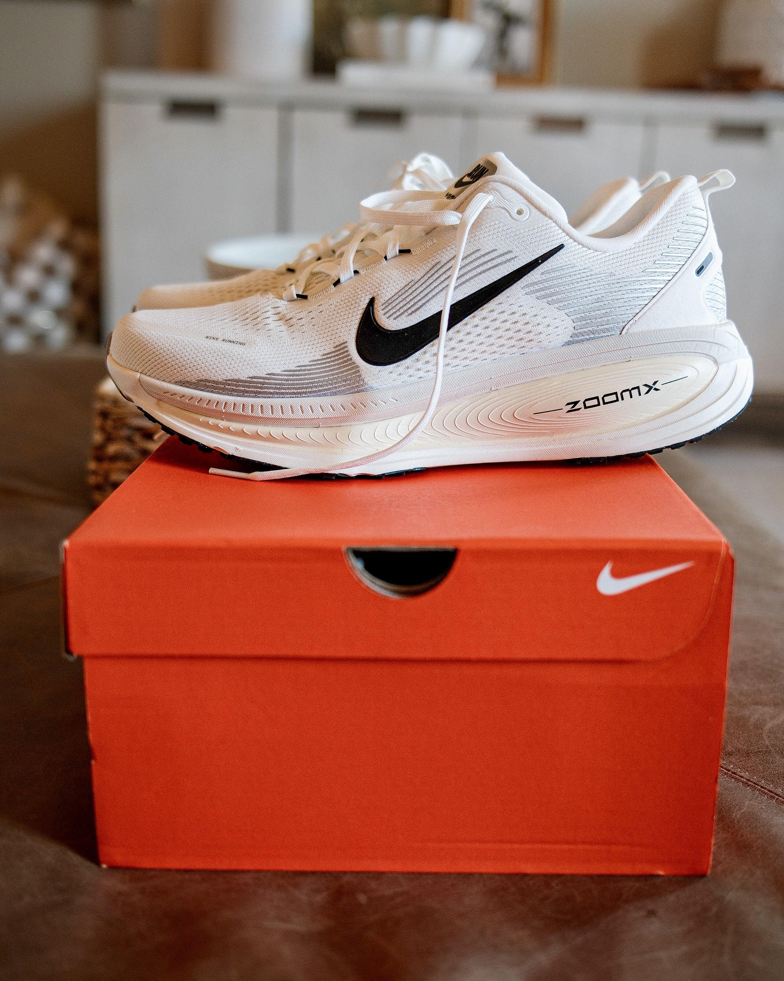 NIKE Vomero 18  Summit White Coconut Milk