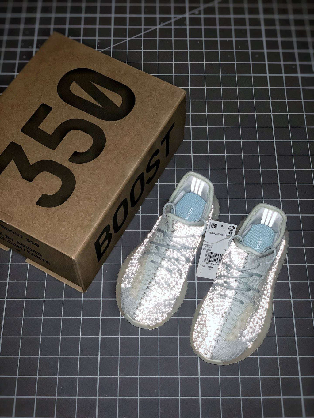 Adidas Yeezy 350 V2 Ice Blue Stary Skye image 3