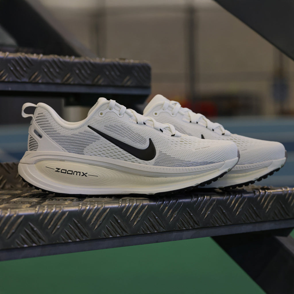 NIKE Vomero 18  Summit White Coconut Milk