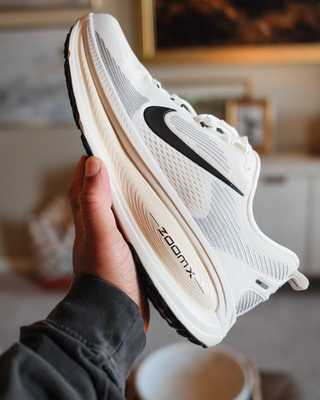 NIKE Vomero 18  Summit White Coconut Milk