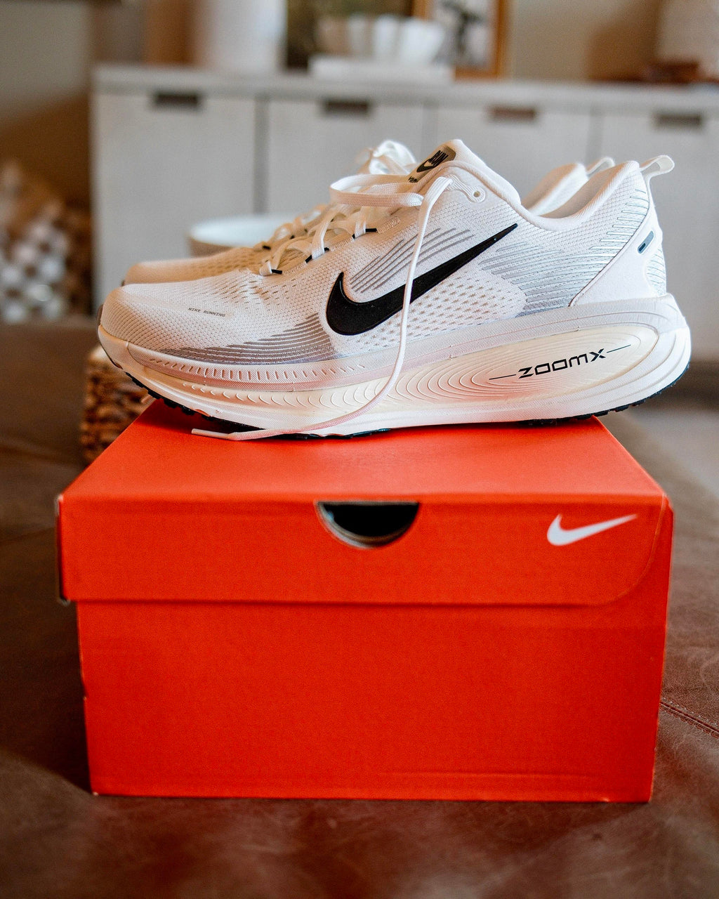 NIKE Vomero 18  Summit White Coconut Milk